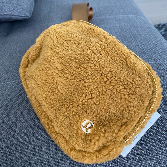 COPY - Everywhere Fleece Belt Bag By Lululemon - Picture 3 of 12